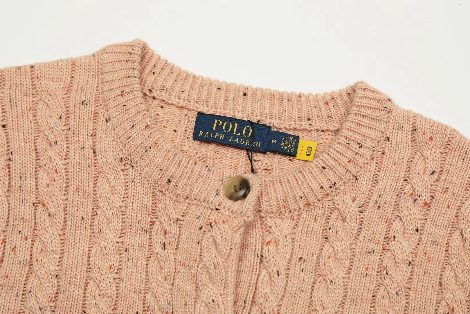 P230 Top quality" Style number: DS018# [Ralph Lauren wool blended pony embroidered logo twist knitted cardigan] ✅Ralph Lauren gradient multi-color dot versatile knitted cardigan jacket for all seasons ✅15% Merino cotton wool 85% wool blend Customized laser buttons Clean and clear texture ✅ZP quality 1:1 version Scan the code to enter the GF website Counter quality ✅Detailed quality The only one in Guangzhou Imported quality wool, focusing on high-end, cost-effective, good quality needless to say ✅The version is restored to the original order, the maximum size can be worn up to 150 pounds, loose, comfortable and stress-free ✅The upper body is simple and easy to match, a must-have for goddess ootd. Good-looking clothes are never picky. A must-have in the goddess's wardrobe. Size: S-L Color: Navy blue, light blue, off-white, leather pink, Christmas red